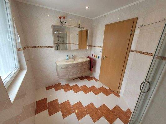 EG Badezimmer mit Fenster