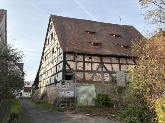 Denkmalschutz Scheune Rückseite vom Gehweg 