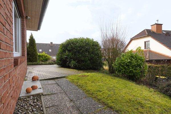 Seitlicher Weg entlang des Wohnhauses