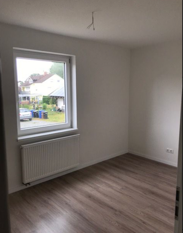 Geräumige 3-Raum-Erdgeschosswohnung mit Einbauküche und Balkon in Frauenau – ca. 74 m² - Foto 2