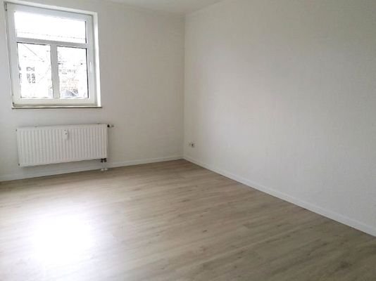 Zimmer 1 mit neuem Laminat