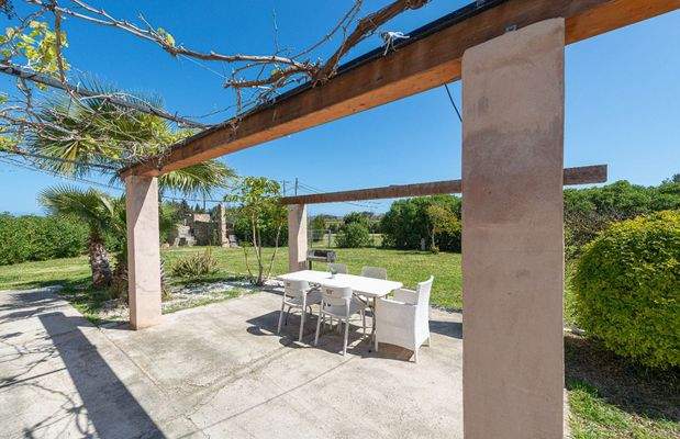 Essbereich im Freien mit Pergola und Naturblick