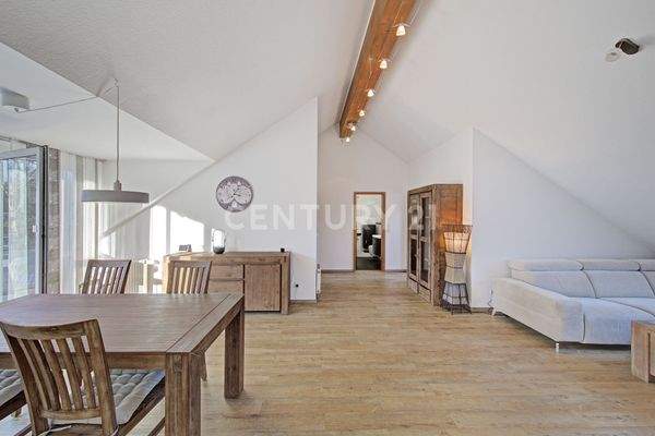 großzügiges Wohn- und Esszimmer mit Zugang zum Balkon