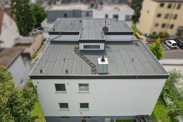 Luftbild vom Dach/Dachansicht des bereits sanierten Flachdachs