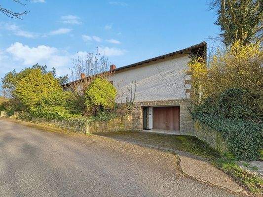 Frontansicht mit Garagen