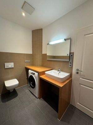 Badezimmer mit Waschmaschine