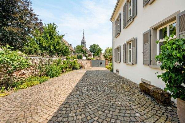 Auffahrt zum Anwesen