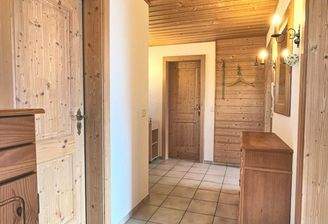 Geräumiger Flur mit Fliesenboden