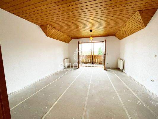 Das große Wohnzimmer mit Balkonzugang