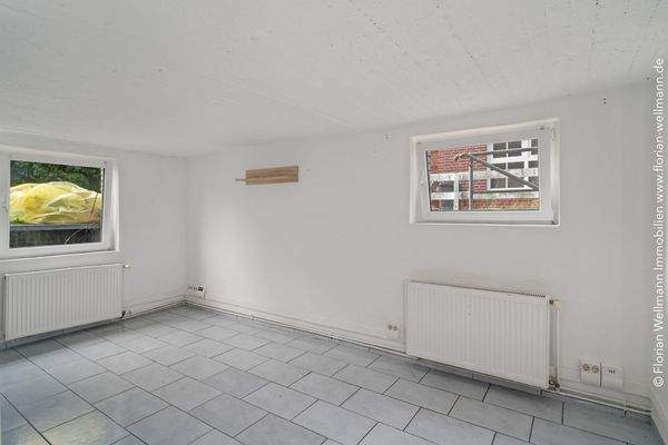 Wohnbereich Souterrain Links