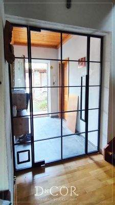 Flur mit eleganter Stahl-Glas-Lofttür