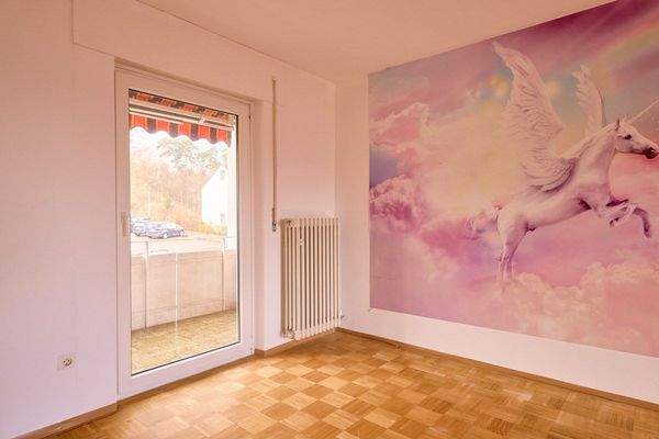 Blick in das derzeit geöffnete Kinderzimmer mit Balkonzugang