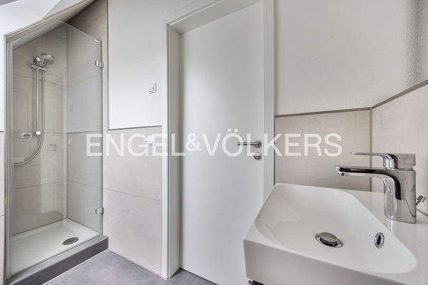 Tageslichtbad mit Dusche im oberen Bereich der Wohnung