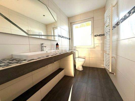 Tageslichbad mit ebenerdiger Dusche