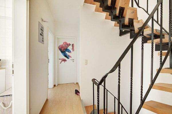 Treppenhaus und Flur OG