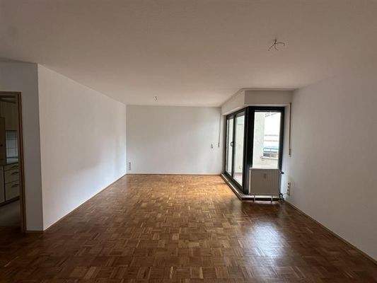 Wohnzimmer mit Parkettboden