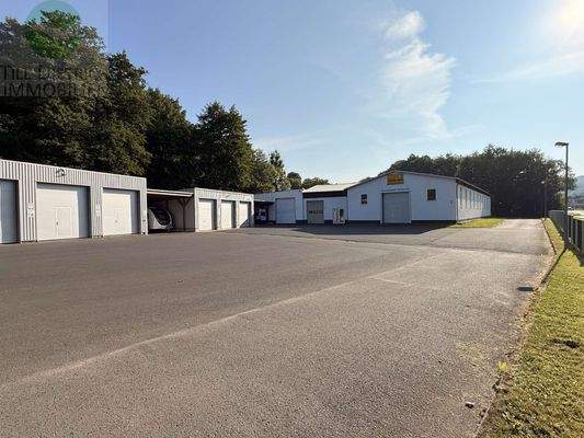 Ansicht von der Einfahrt_Carports+Garagen Halle 1+