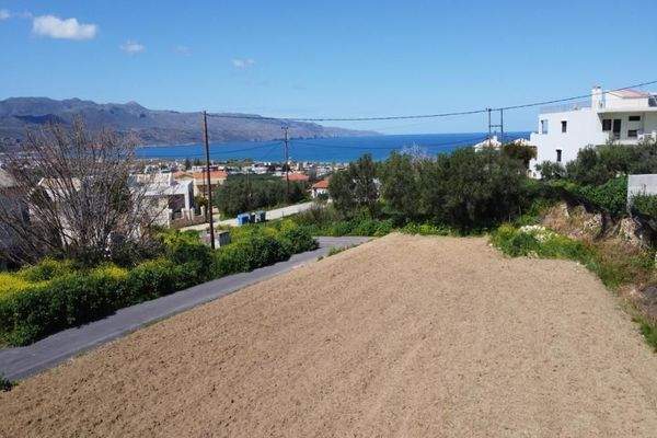 Kreta, Tavronitis: Grundstück mit hoher Bebaubarkeit in Meeresnähe zu verkaufen