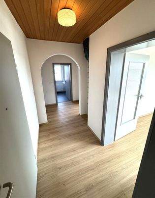 Flur mit Blick zum Bad