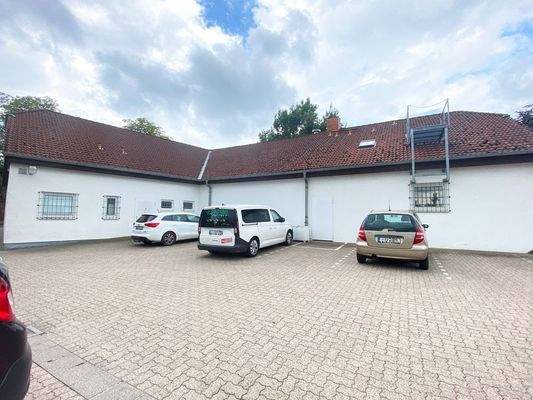 Hof mit Parkflächen