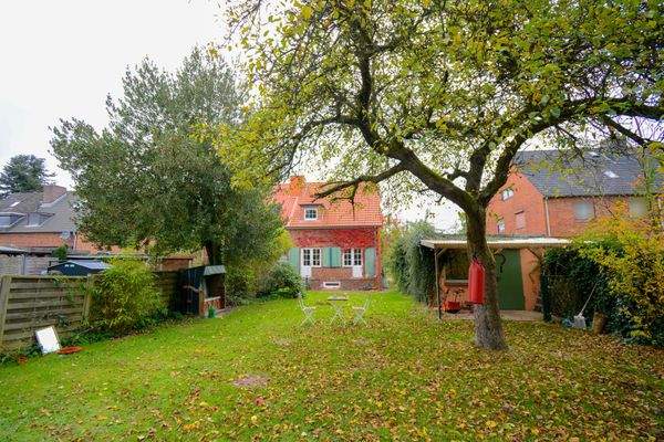 Blick vom Garten auf das Haus