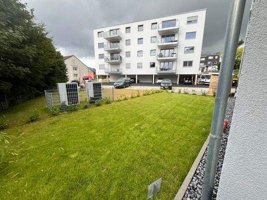 Gartenanteil an der Hausseite u. Blick auf Nachbarhaus