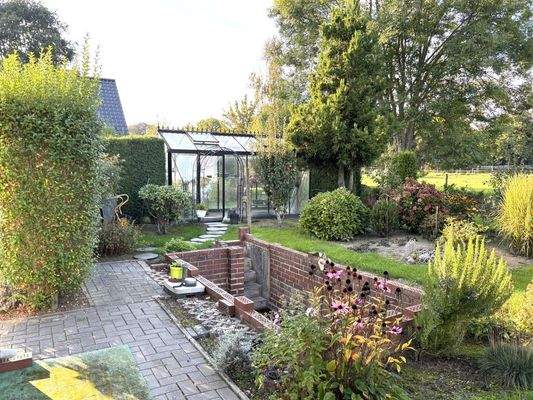 unfertiger Teich und Gewächshaus