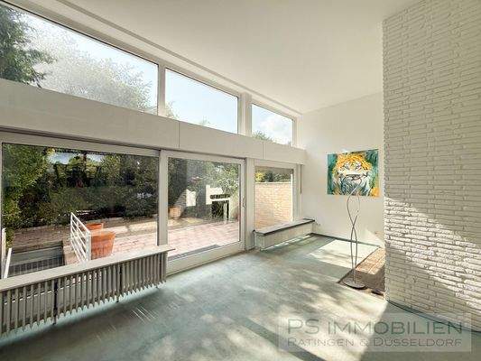 Wohnzimmer mit hoher Decke