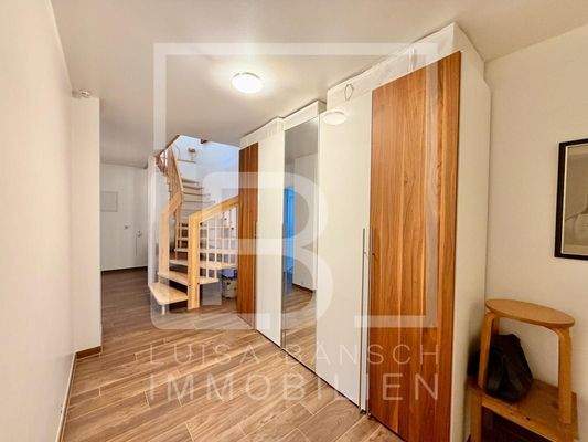 16_Treppenhaus untere Ebene.jpeg