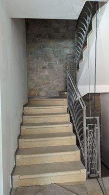 Treppenhaus mit Natursteine