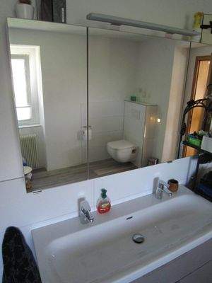 Waschtisch und WC, OG