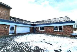 Westansicht-Eingang Doppelgarage.jpg