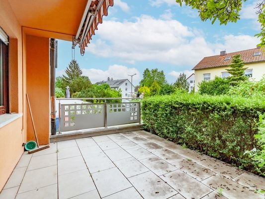 Großzügige Terrasse mit elektronischer Markise