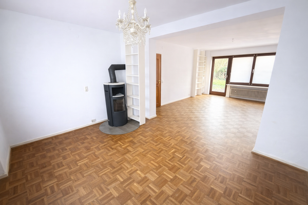 Geräumiges Wohnzimmer mit modernem Kamin