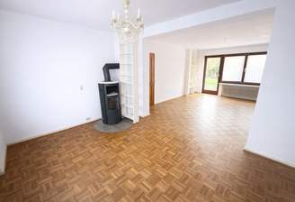 Geräumiges Wohnzimmer mit modernem Kamin