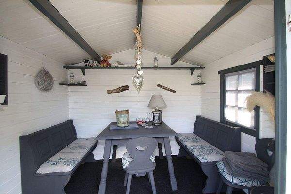 Das Gartenhaus mit Sitzbereich