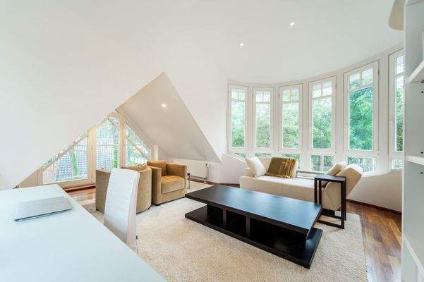 Galeriegeschoss mit Ausblick und Lichteinfall