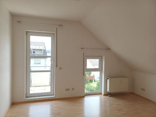 Schlafzimmer mit Zugang zu Balkon