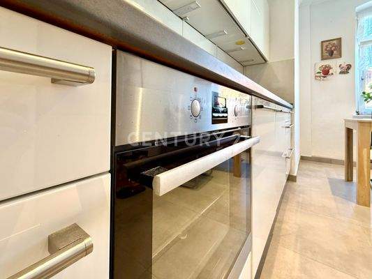 Einbauküche mit Essplatz