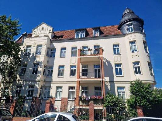 Hausansicht mit Vorgarten