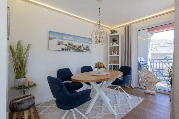 Lichtdurchfluteter Essbereich