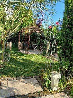 Blick durch den Rosenbogen zu Pavillon