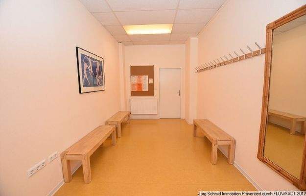 Separate Umkleidekabinen im Obergeschoss