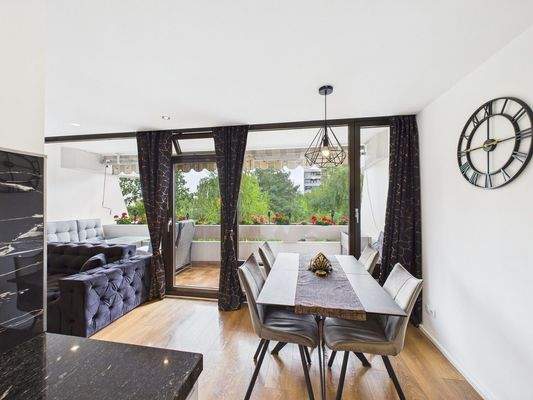 lichtdurchfluteter Essbereich