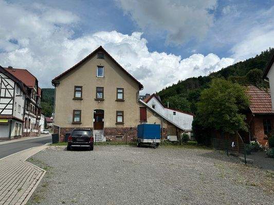 mit riesigem Parkplatz