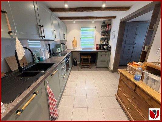 Küche mit Zugang zum Esszimmer