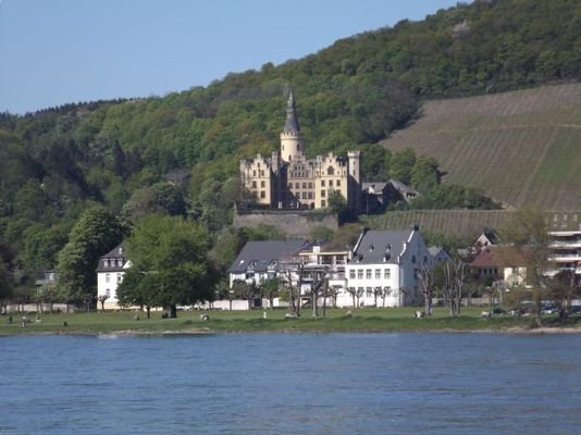 Blick zum Schloss Arenfels