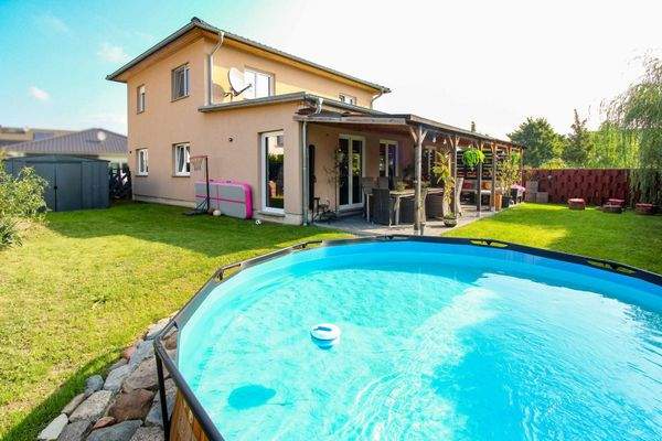 Rückansicht mit Pool (aufstellbar)