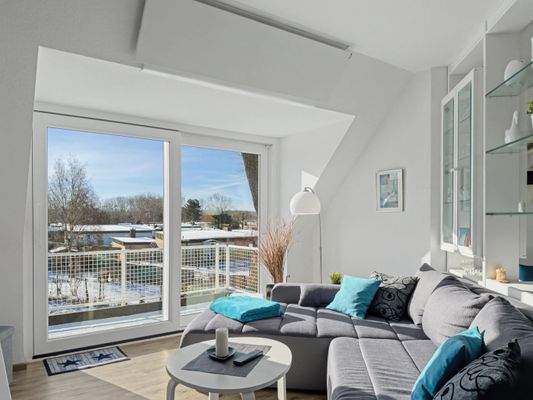 Wohnbereich mit Blick auf den Balkon 
