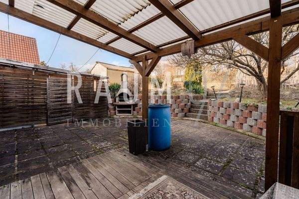 Terrasse mit Blick in den Garten